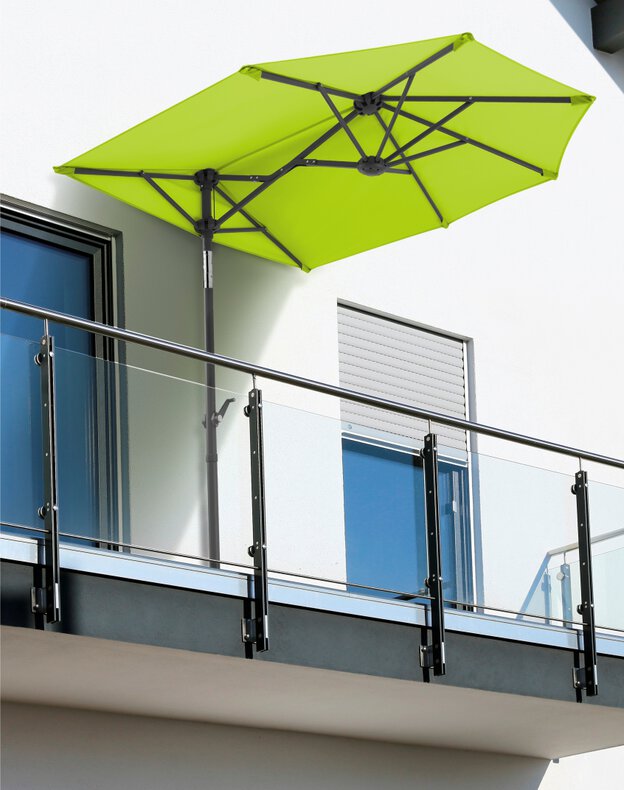 Apfelgrüner Sonnenschirm Salerno mezza, mit doppeltem Knickgelenk und Kurbelmechanik, ideal für den Balkon.