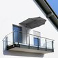 Schneider Wandschirm Salerno Mezza in Anthrazit, mit zwei Metall-Knickgelenken für flexible Schirmausrichtung, platzsparend an der Wand platziert auf einem kleinen Balkon.