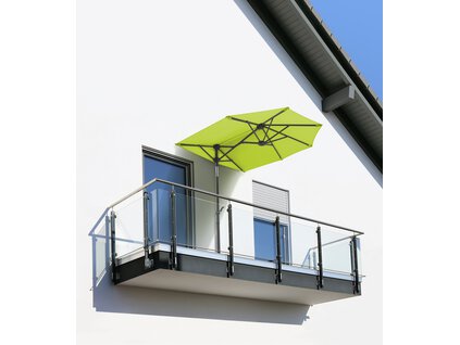Schneider Sonnenschirm Salerno mezza in Apfelgrün, 150x150 cm - der Schirm steht auf einem kleinen Balkon mit Glasgeländer zwischen zwei Fenstern, direkt an der Hauswand.