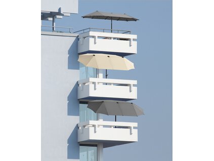 Drei Balkone mit je einem Schneider Balkonschirm Salerno. Einmal in Natur und zweimal in Anthrazit. Dank Kurbelmechanik und zwei Knickgelenken auch auf engem Raum zwischen Geländer und darüberliegender Etage einfach zu öffnen und zu neigen.